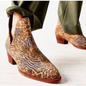 New Free People Animal Charm Double V Ankle Boots Size 37.5